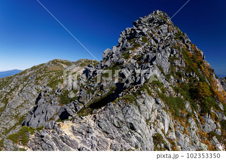南側稜線から見る中央アルプス・宝剣岳と木曽駒ヶ岳 102353350