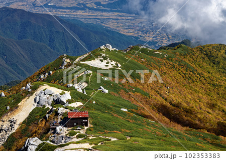 中央アルプス・空木岳山頂から見る紅葉の池山尾根と伊那谷の町並み 102353383