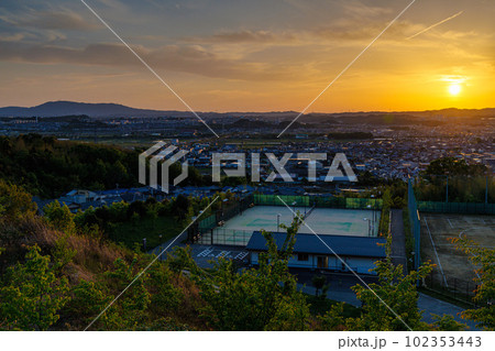 京都城山台夕景から夜景へ(マジックアワー)　西に大きく傾いて山城の地を黄金色に染める太陽➃ 102353443