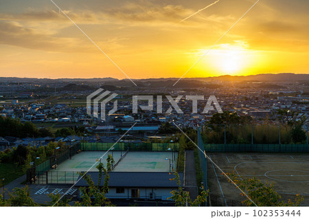 京都城山台夕景から夜景へ(マジックアワー)　西に大きく傾いて山城の地を黄金色に染める太陽➄ 102353444