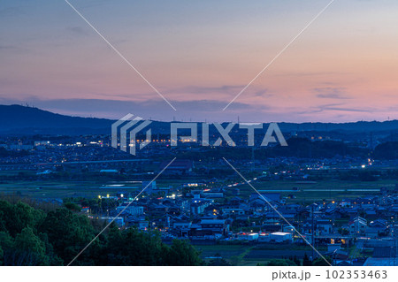 京都城山台夕景から夜景へ(マジックアワー)　名残惜しそうに淡く輝く夕焼けと灯りが灯り夜へと変わる街③ 102353463