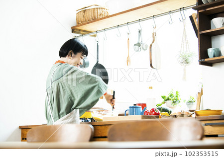 カボチャのパンケーキを作る若い女性 カボチャのパンケーキを作る若い女性 102353515