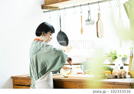 カボチャのパンケーキを作る若い女性 102353516