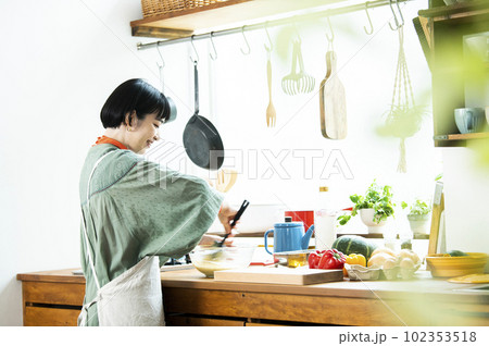 カボチャのパンケーキを作る若い女性 カボチャのパンケーキを作る若い女性 102353518