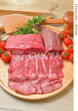 牛肉、ビーフ、精肉、国産牛肉の各部位の食材集合イメージ。 102354223