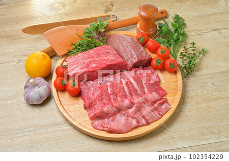 牛肉、ビーフ、精肉、国産牛肉の各部位の食材集合イメージ。 102354229