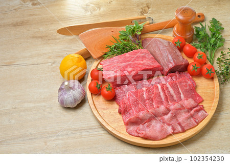 牛肉、ビーフ、精肉、国産牛肉の各部位の食材集合イメージ。 102354230