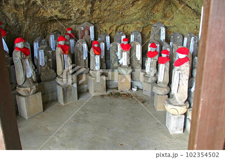 岩室観音の洞窟の仏像【埼玉県吉見町】 岩室観音の洞窟の仏像【埼玉県吉見町】 102354502