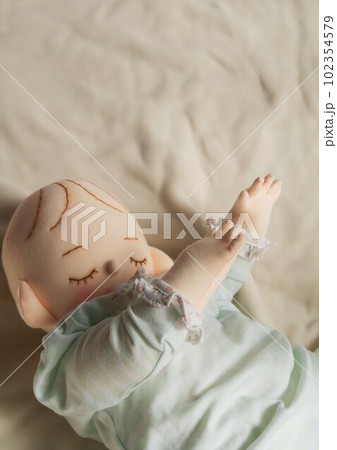 おもわず抱っこして見たくなる　愛らしい赤ちゃん人形 102354579