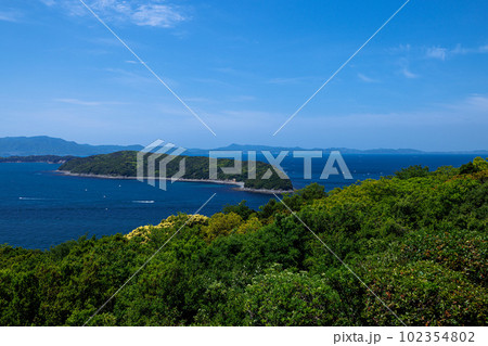 和歌山加太紀淡海峡　青空を背景に眼下に広がる青い海と島＆新緑 102354802