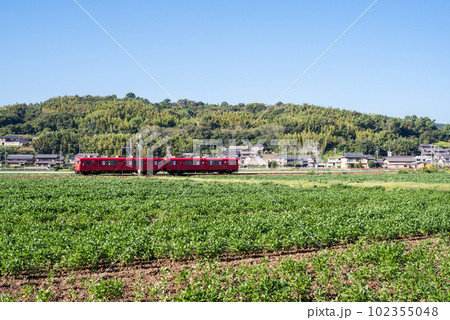 【蒲郡線】田園地帯を走行する普通列車 【蒲郡線】田園地帯を走行する普通列車 102355048