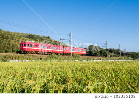 【蒲郡線】田園風景を走行する普通列車 102355108