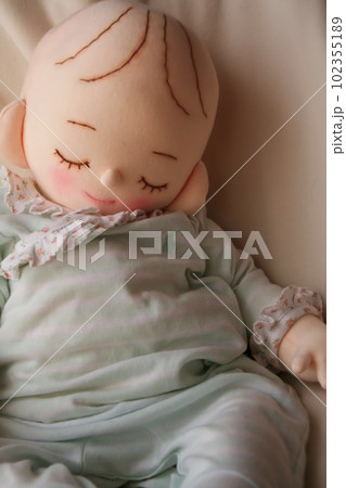寝顔が可愛らしい新生児人形 寝顔が可愛らしい新生児人形 102355189