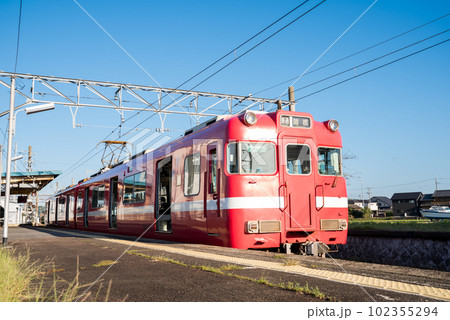 【蒲郡線】吉良吉田駅で発車を待つ普通列車 102355294