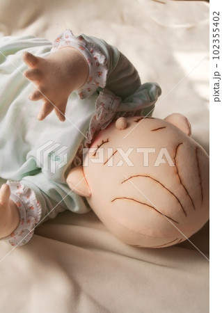 小さな手と小さな指に触れたくなる　ぬくもりの手作り人形 102355402