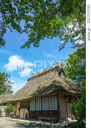 青空のもと新緑は輝く。茅葺き屋根のある日本の原風景。岡山県真庭市 青空のもと新緑は輝く。茅葺き屋根のある日本の原風景。岡山県真庭市 102355592