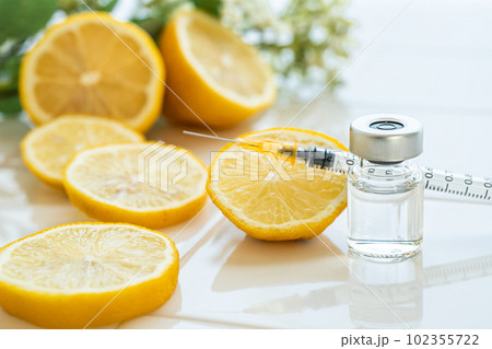 バイアル瓶と注射器　ビタミン注射や美容注射のイメージ素材 102355722