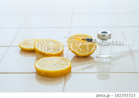 バイアル瓶と注射器　ビタミン注射や美容注射のイメージ素材 102355723