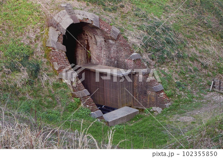 金沢城跡の空堀にあるレンガ造りのトンネル【旧陸軍弾薬庫隧道】石川県金沢市 102355850