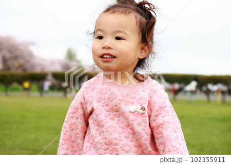 桜の下で遊ぶ女の子 102355911