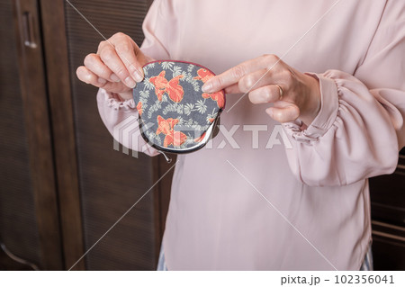【からっぽのがま口をひっくり返す主婦】 102356041