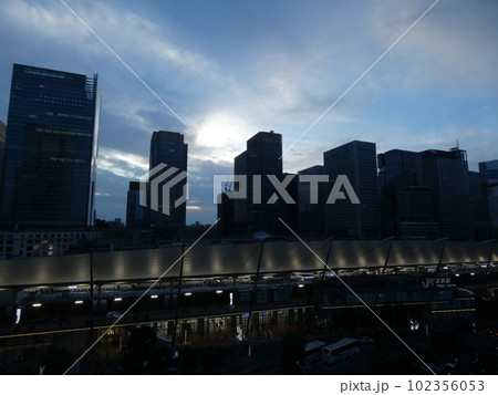 夕暮れのJR東京駅八重洲口とグランルーフ 夕暮れのJR東京駅八重洲口とグランルーフ 102356053