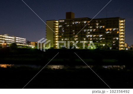 【中央本線】夜の街を疾走する普通列車 【中央本線】夜の街を疾走する普通列車 102356492