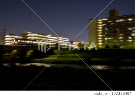 【中央本線】夜の街を疾走する普通列車 【中央本線】夜の街を疾走する普通列車 102356494