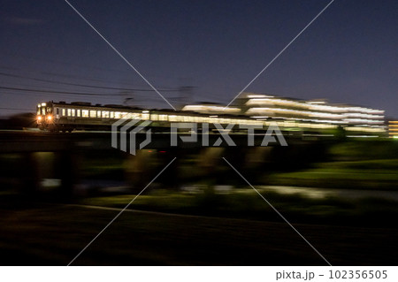 【中央本線】夜の街を疾走する普通列車 【中央本線】夜の街を疾走する普通列車 102356505