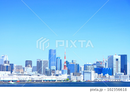 東京都、東京の町並みと東京タワーの風景 東京都、東京の町並みと東京タワーの風景 102356618