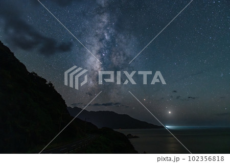 天の川　神が宿る島　洋上アルプス屋久島(秋 102356818