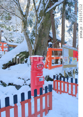 雪と丸ポスト 102357112