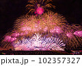 空の中にひろがる大輪の華 102357327