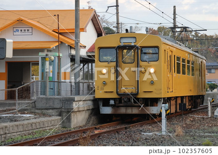 JR西日本 小野田線 雀田駅を発車する長門本山駅行クモハ123形 102357605