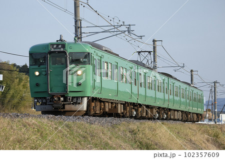 JR西日本 草津線 甲南〜貴生川間を走る113系（京都地域色） 102357609