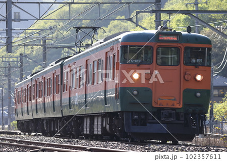 JR西日本 播但線 美袋駅付近を走る115系（湘南色D-27編成） 102357611