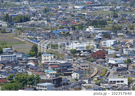 大糸線　春の特急あずさ 102357640
