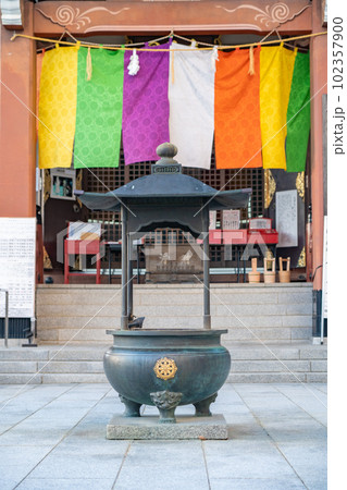 大本山成田山仙台分院　真言宗成田山国分寺本堂　線香と香炉（宮城県仙台市） 102357900