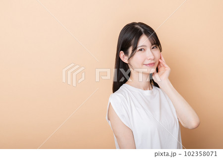 若い女性のビューティ 102358071