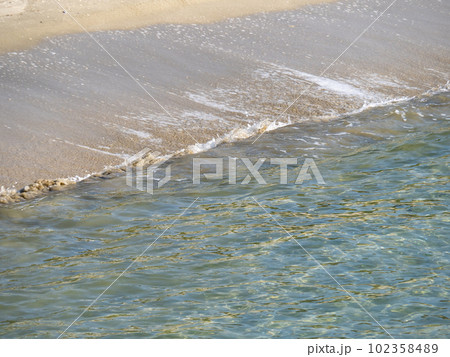 砂浜の波打ち際。 砂浜の波打ち際。 102358489