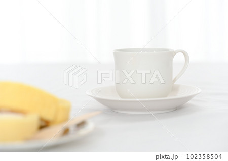コーヒーカップとロールケーキ 102358504