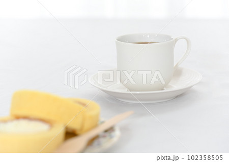 コーヒーカップとロールケーキ 102358505