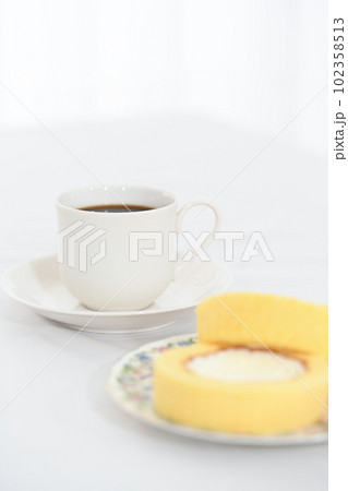 コーヒーカップとロールケーキ コーヒーカップとロールケーキ 102358513