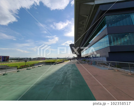 青空に映える東京競馬場の巨大なスタンド席の屋根 102358517