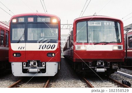 車両基地で並ぶ京浜急行電鉄1000形と2000形 車両基地で並ぶ京浜急行電鉄1000形と2000形 102358529