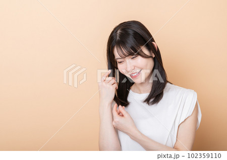 ヘアケアするミドル女性 ヘアケアするミドル女性 102359110