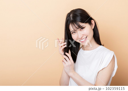 ヘアケアするミドル女性 ヘアケアするミドル女性 102359115