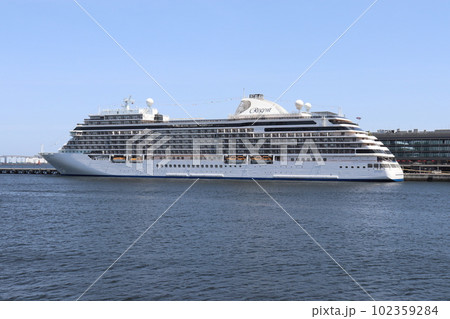 客船　セブンシーズ・エクスプローラー　横浜港　新港埠頭　横浜市　神奈川県 102359284