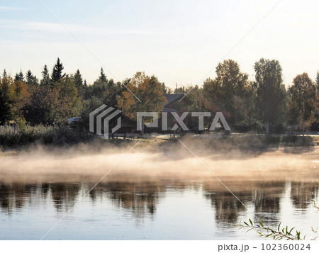 アラスカの朝もや 102360024