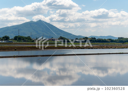 茨城県筑西市 春の水田と筑波山のリフレクション 茨城県筑西市 春の水田と筑波山のリフレクション 102360528